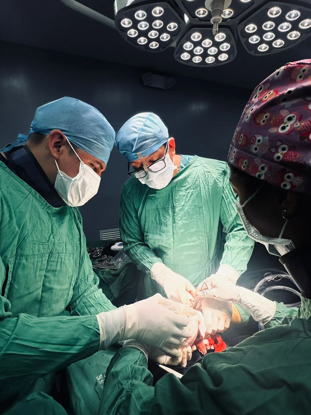 Equipo quirúrgico del Hospital del Día María Auxiliadora (CIMAG) en Riobamba